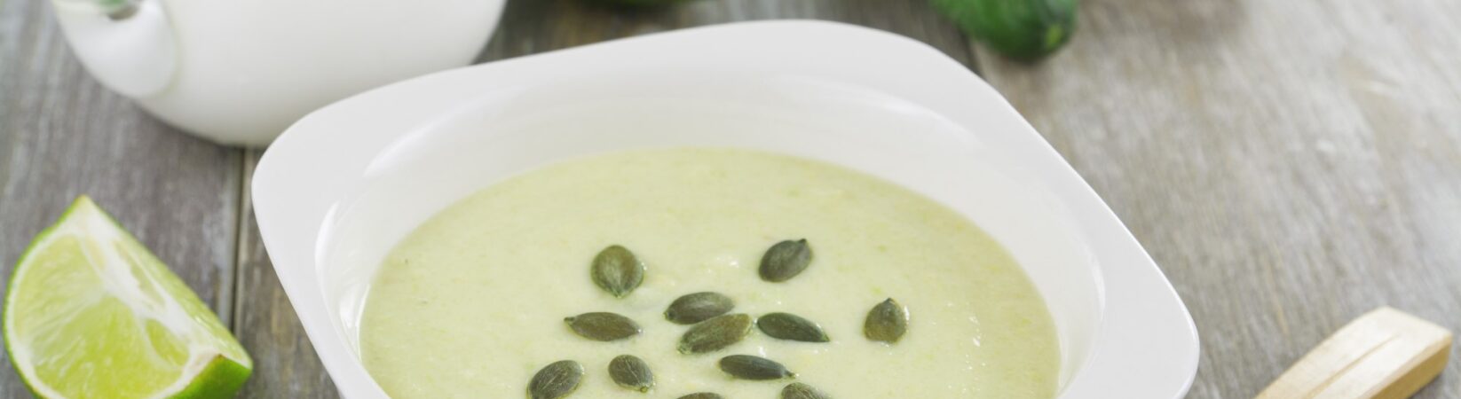 Avocadocremesuppe mit Salatgurke und Kürbiskernen