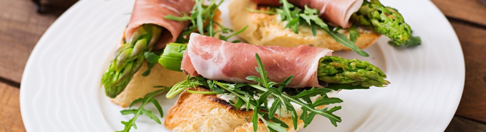 Vollkornbaguette mit Spargel im Prosciutto-Mantel