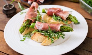 Vollkornbaguette mit Spargel im Prosciutto-Mantel Vollkornbaguette mit Spargel im Prosciutto-Mantel