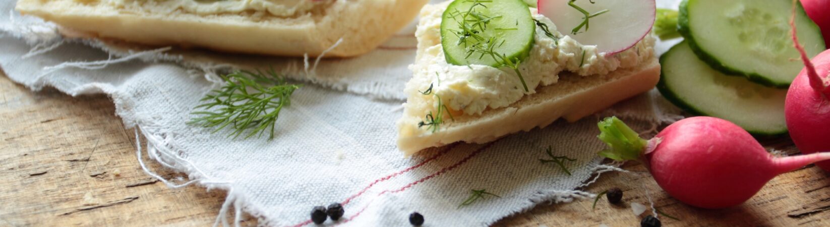 Baguette mit Hüttenkäse, Gurke und Radieschen