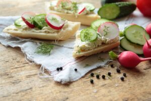 Baguette mit Hüttenkäse, Gurke und Radieschen