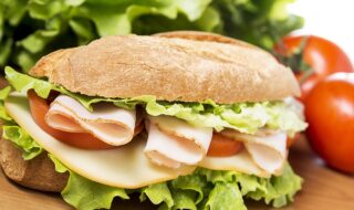 Vollkornbaguette mit Geflügelwurst, Käse und Tomate Vollkornbaguette mit Geflügelwurst, Käse und Tomate