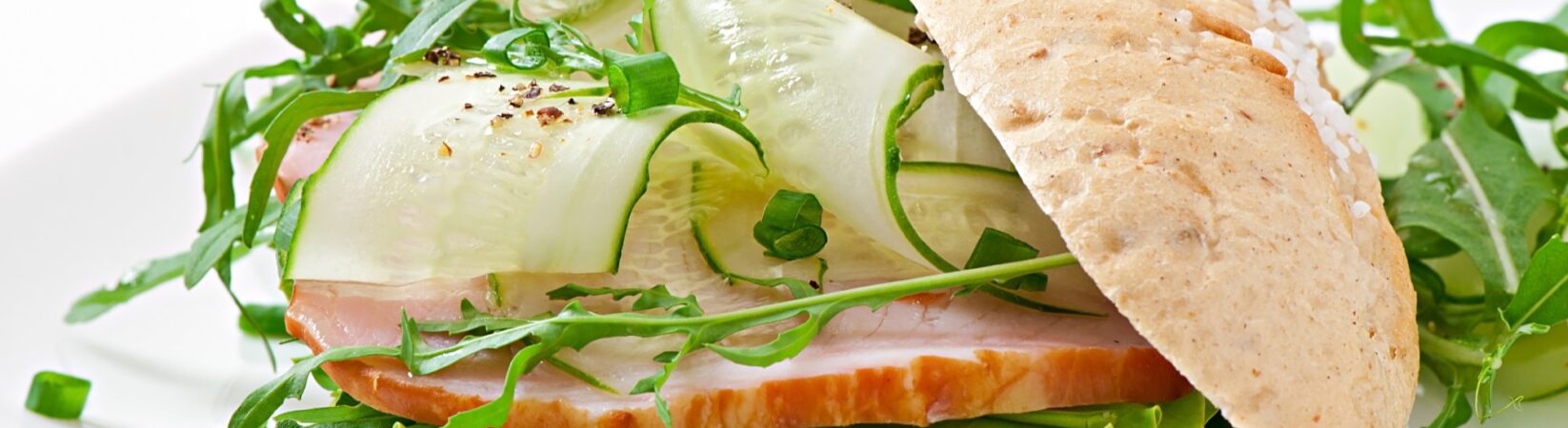 Eiweißbrötchen mit gekochtem Schinken und Gurke