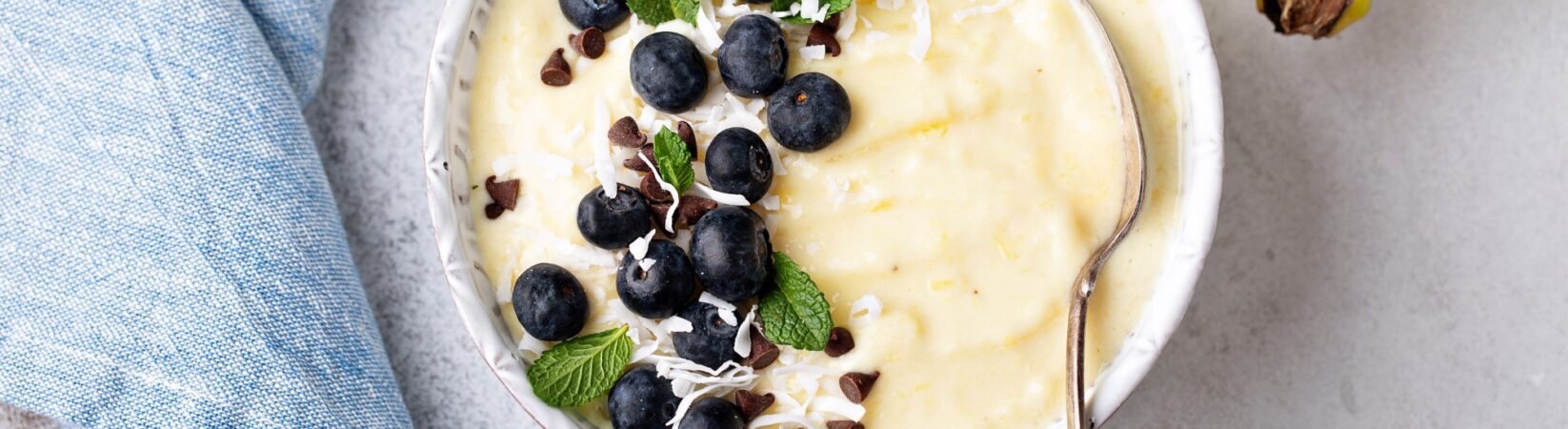 Bananenjoghurt mit Blaubeeren und Zartbitterschokolade