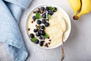 Bananenjoghurt mit Blaubeeren und Zartbitterschokolade