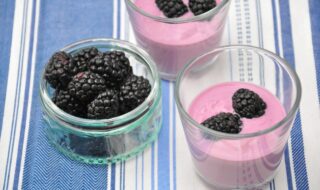 Bananenjoghurt mit Brombeeren