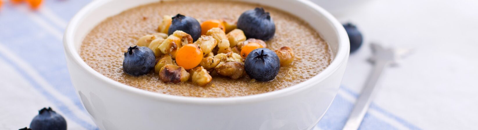 Hirseporridge mit Obst und Nüssen