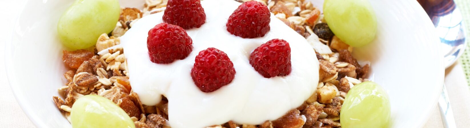 Müsli mit Himbeeren, Weintrauben und Joghurt