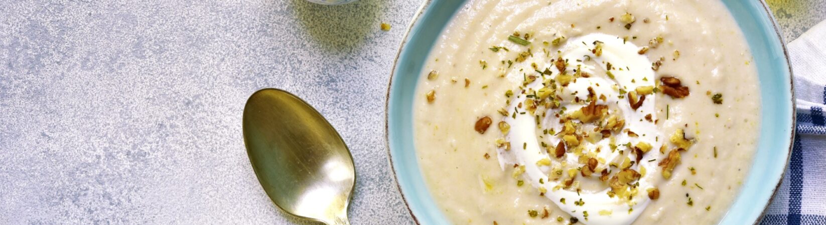 Blumenkohl-Suppe mit Mozzarella-Walnuss-Gremolata