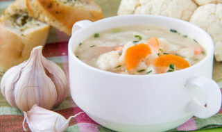 Blumenkohlsuppe mit Möhren und Kokosmilch Blumenkohlsuppe mit Möhren und Kokosmilch