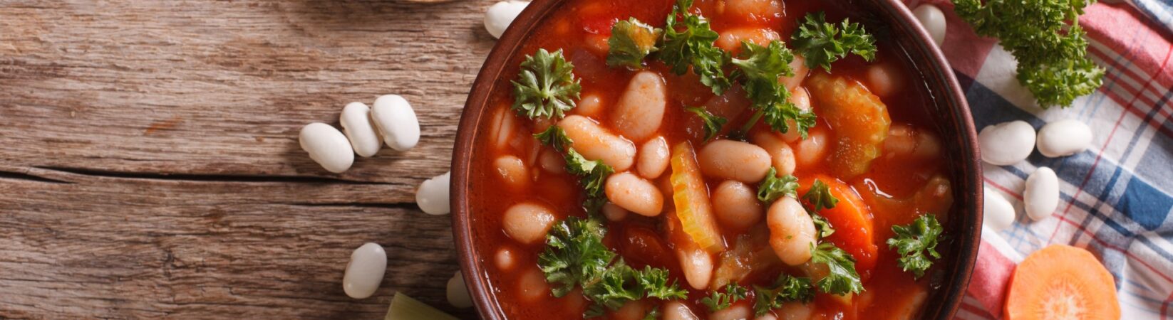 Bohnensuppe mit Möhren und Sellerie