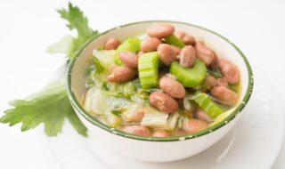 Bohneneintopf mit Mangold und Stangensellerie