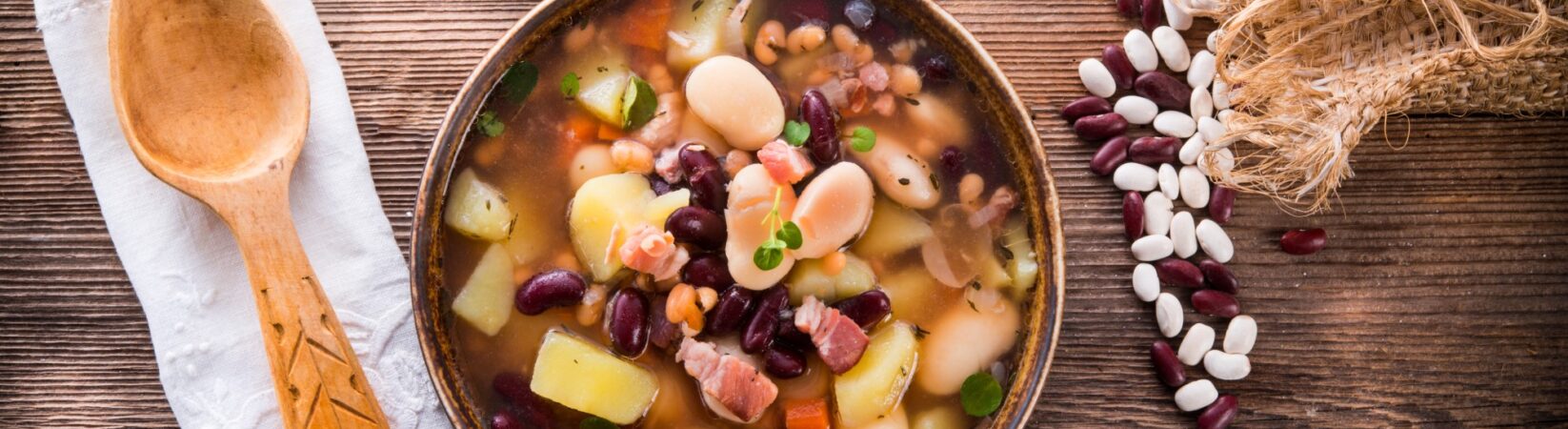 Bohnensuppe mit Kartoffeln, Möhren und Speck