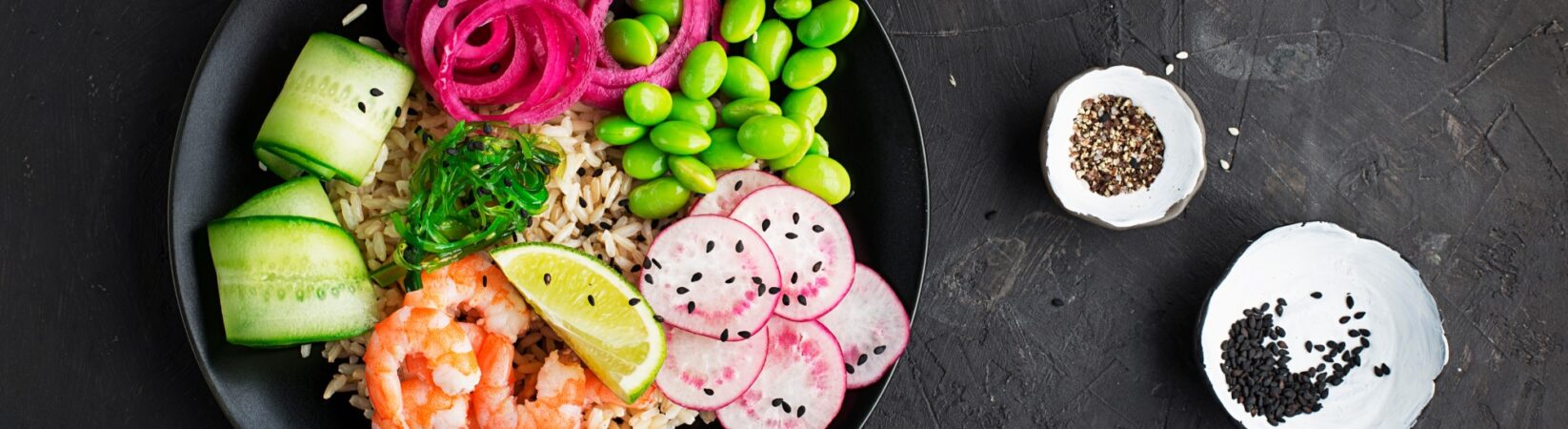 Reisbowl mit Garnelen, Gurke, Edamame und Radieschen