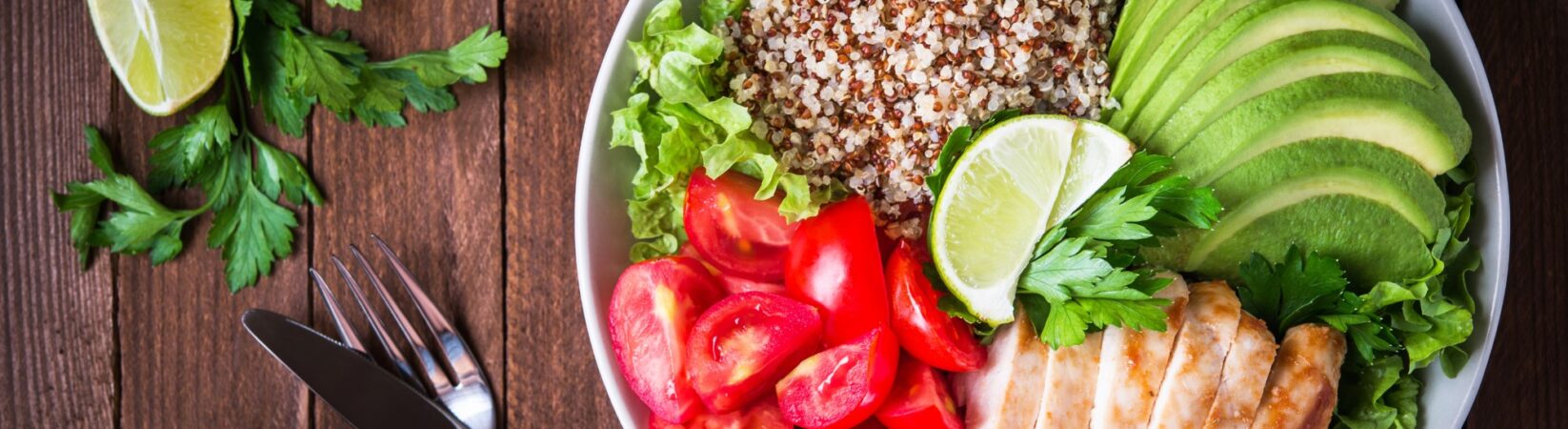 Bowl mit Hähnchen, Avocado, Kirschtomaten und Quinoa