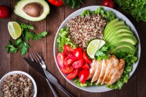 Bowl mit Hähnchen, Avocado, Kirschtomaten und Quinoa