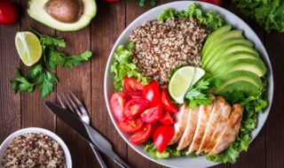 Bowl mit Hähnchen, Avocado, Kirschtomaten und Quinoa