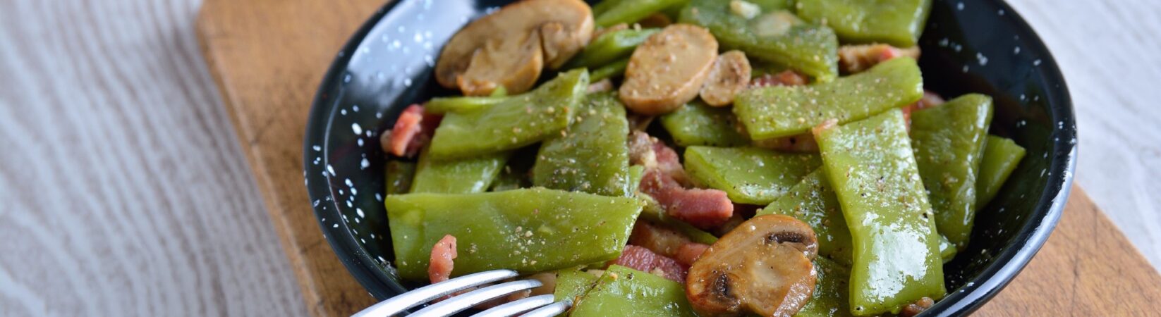 Stangenbohnen mit Champignons und Schinkenspeck