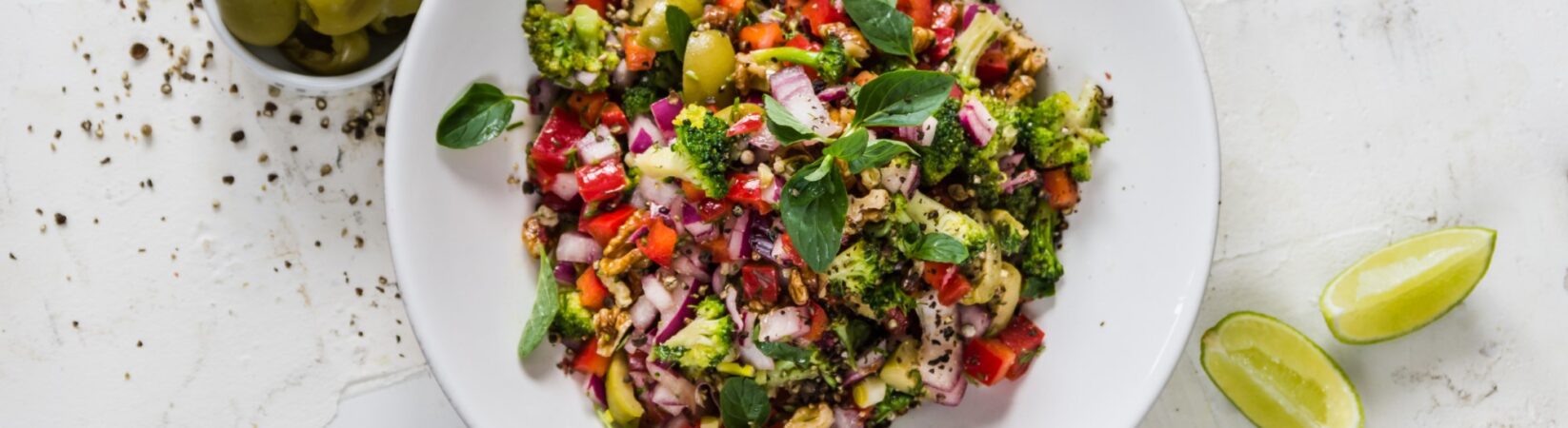 Brokkolisalat mit Paprika, Oliven und Walnüssen