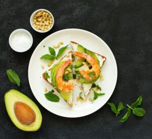 Avocado Eiweißbrot mit Garnelen