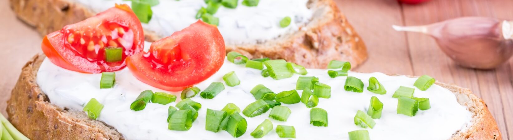 Brot mit Knoblauchquark, Tomate und Schnittlauch