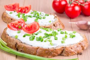 Brot mit Knoblauchquark, Tomate und Schnittlauch