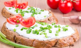 Tomaten-Eiweißbrot mit Knoblauchquark