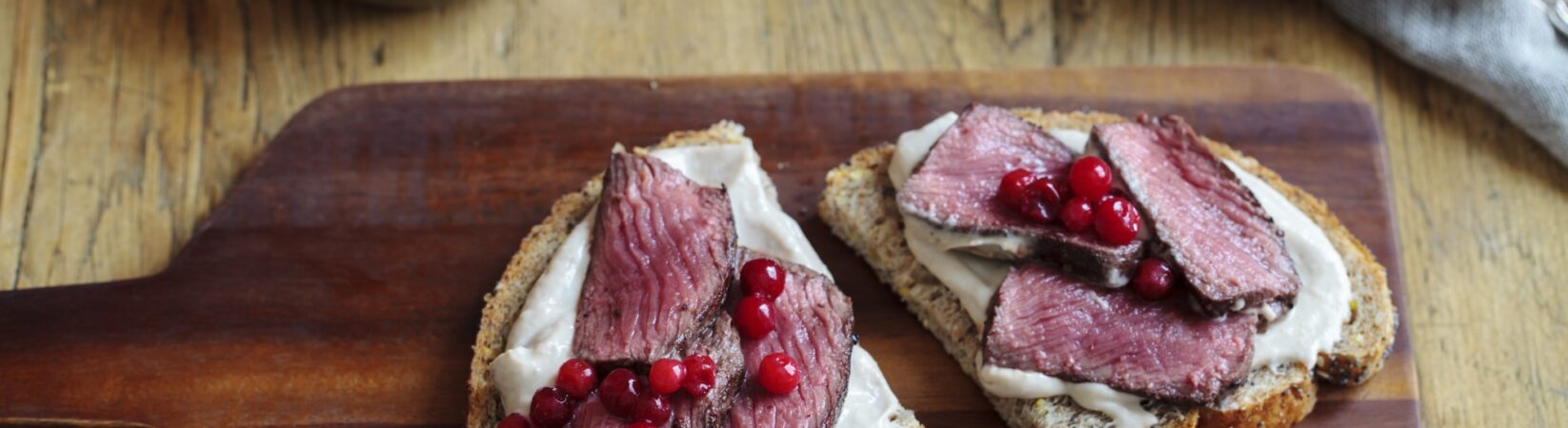 Roastbeef-Eiweißbrot mit Meerrettichquark