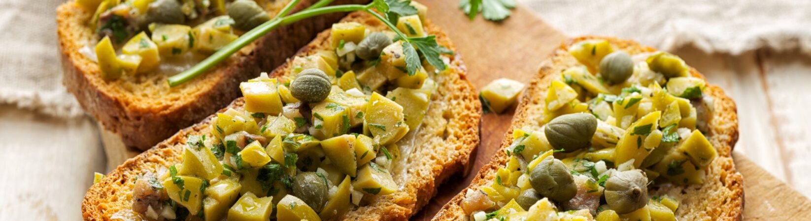 Eiweißbrot mit Oliven, Kapern und Sardellen