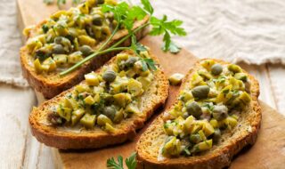 Brot mit Oliven, Kapern und Sardellen