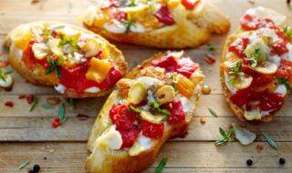 Bruschetta mit Paprika und Mondarella Bruschetta mit Paprika und Mondarella
