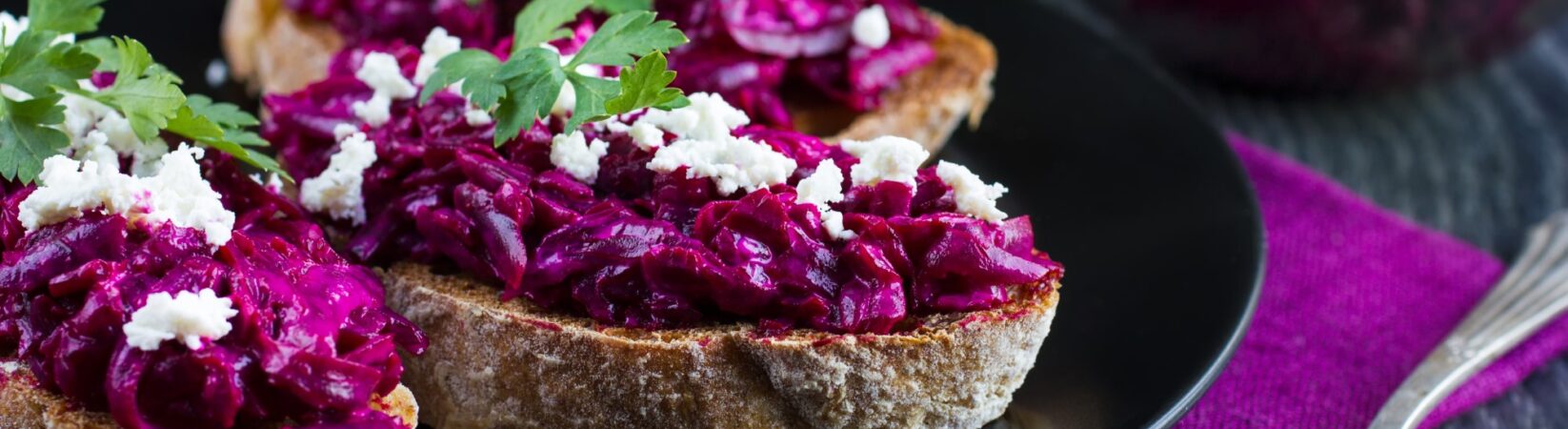 Rotkohlbruschetta mit Feta