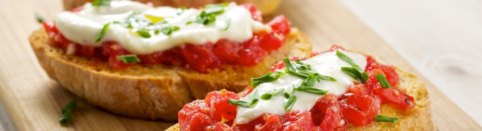 Tomaten-Mondarella-Bruschetta