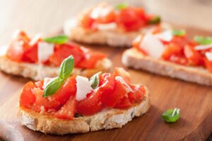 Bruschetta mit Tomaten und Parmesan