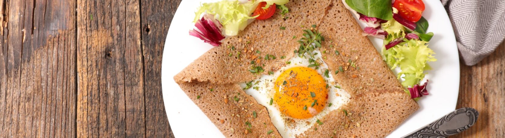 Buchweizen-Crepe mit Ei, Parmesan und Salat