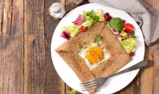 Buchweizen-Crepe mit Ei, Parmesan und Salat Buchweizen-Crepe mit Ei, Parmesan und Salat