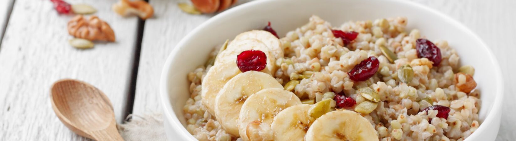 Buchweizenflocken mit Banane, Cranberries und Leinsamen