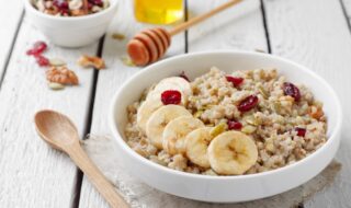 Buchweizenflocken mit Banane, Cranberries und Leinsamen