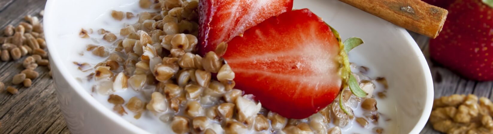 Buchweizenflocken mit Beeren und Kokosnussjoghurt