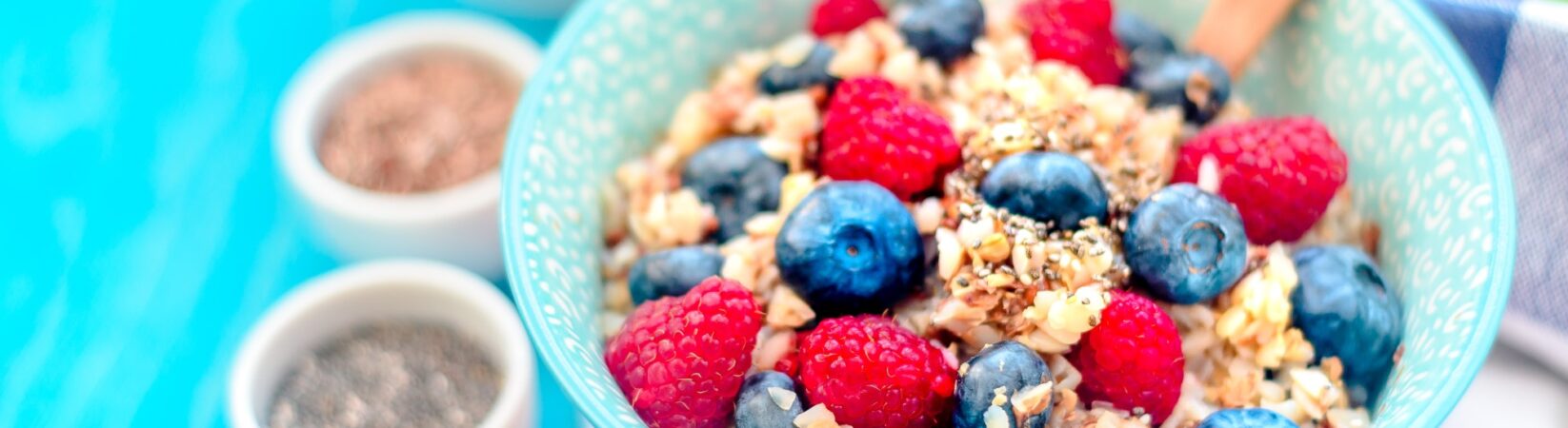 Buchweizenflocken mit Beeren und Feigen