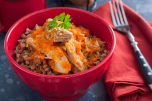 Buchweizen mit Möhrensauce, Sojasauce und Hühnerfleisch