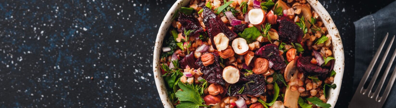 Buchweizen Bowl mit rote Bete, Birne und Haselnüssen