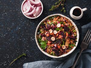 Buchweizen Bowl mit rote Bete, Birne und Haselnüssen