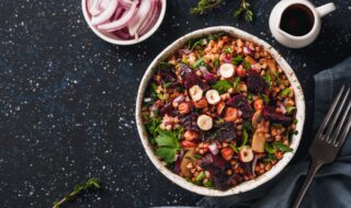 Buchweizen Bowl mit rote Bete, Birne und Haselnüssen