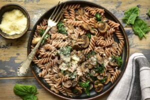 Buchweizen Nudeln mit Champignons und Spinat