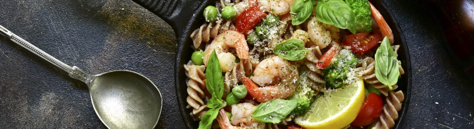 Buchweizen Nudeln mit Garnelen, Brokkoli und Tomaten