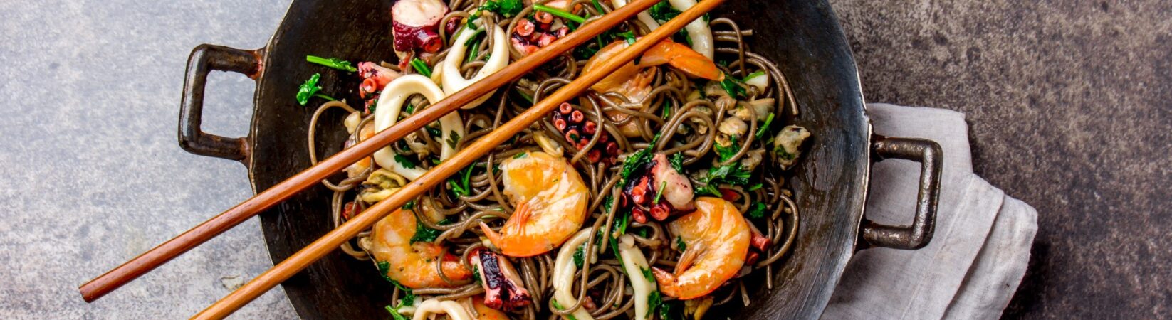 Buchweizen Spaghetti mit Meeresfrüchten und Salat