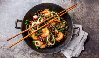 Buchweizen Spaghetti mit Meeresfrüchten und Salat