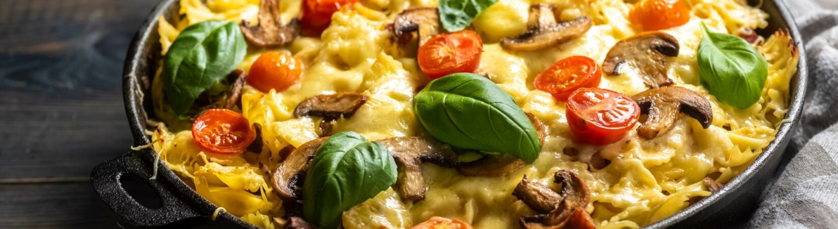 Buchweizennudelauflauf mit Tomaten, Mozzarella und Champignons