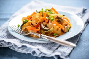 Buchweizennudeln mit Champignons, Paprika und Erbsen